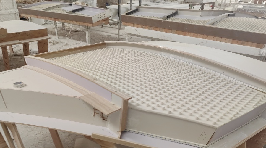 南寧工業(yè)職業(yè)技術(shù)學(xué)院會堂GRG穿孔板吊頂